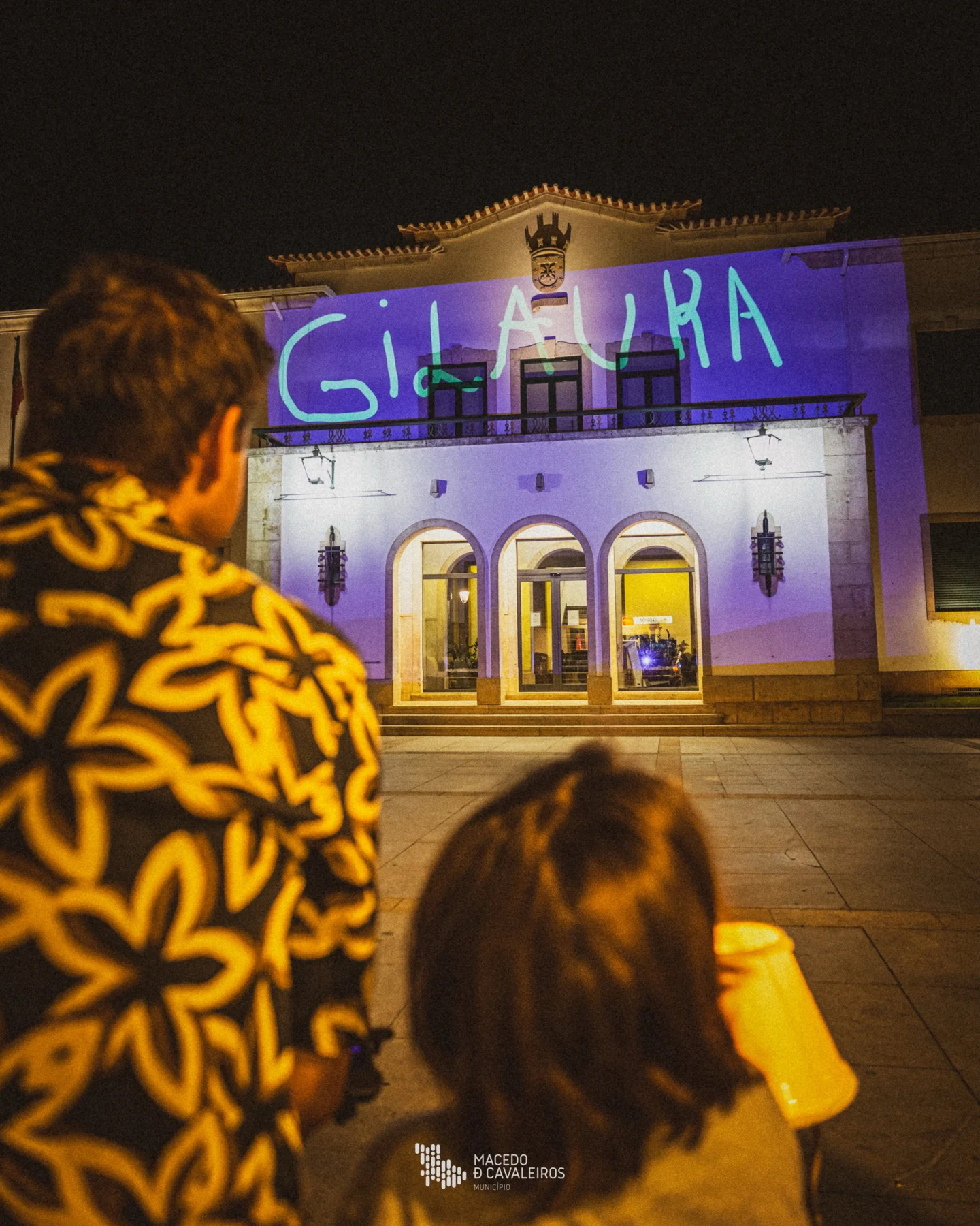 A bicicleta projeta imagens numa fachada durante uma apresentação noturna