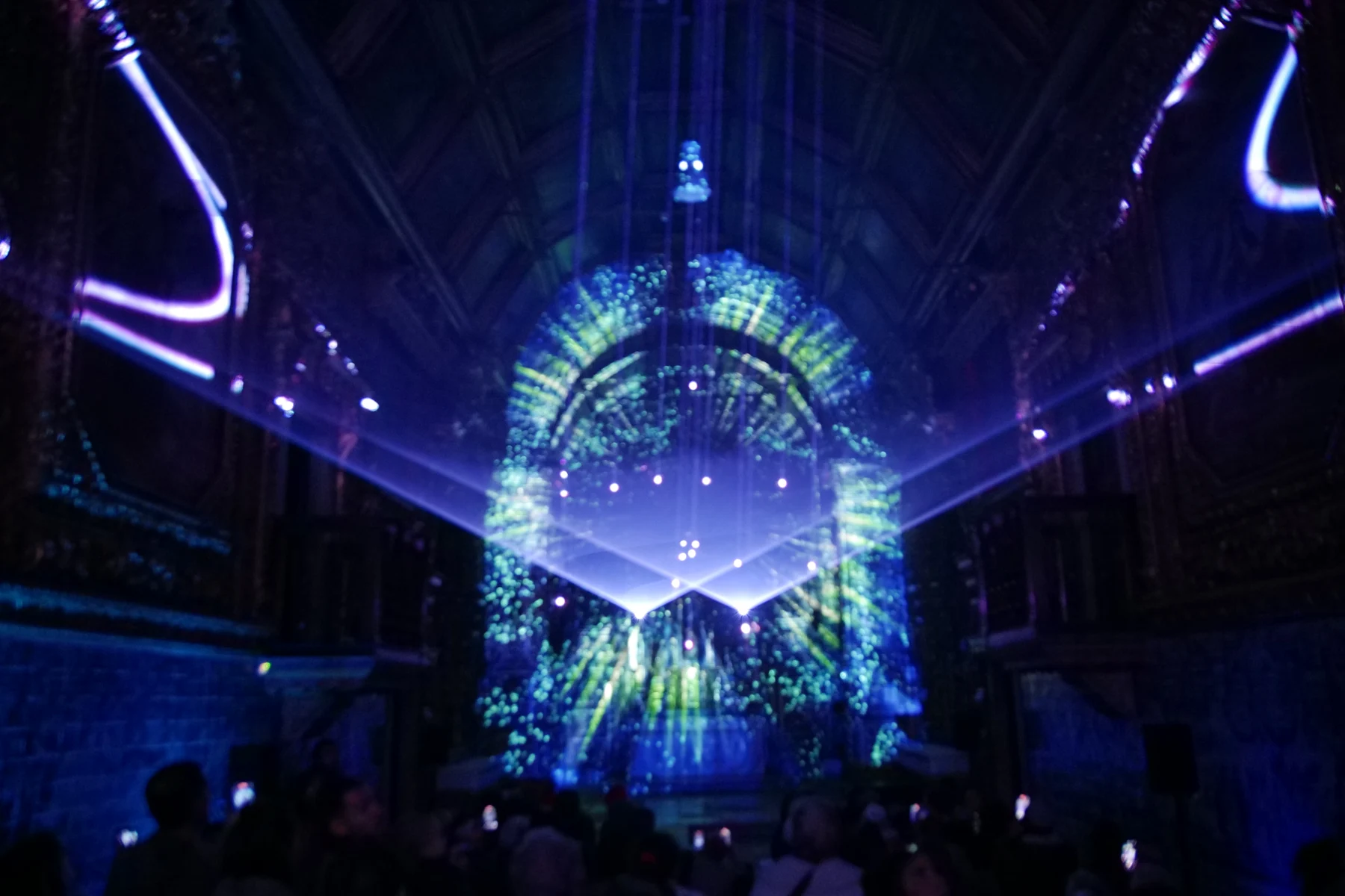Luz azul, projeções e laser transformam o interior de uma igreja na instalação Stella Oriens